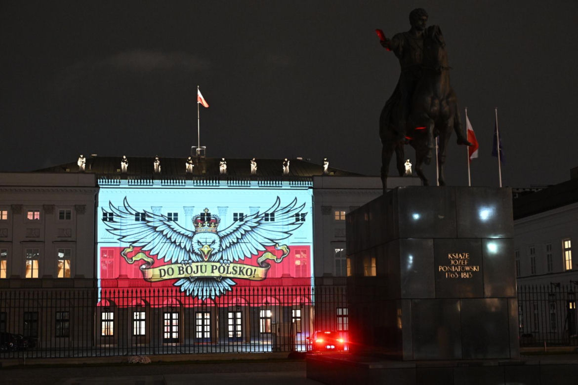Stadionowa oprawa "Do boju Polsko" wyświetlona na fasadzie Pałacu Prezydenckiego