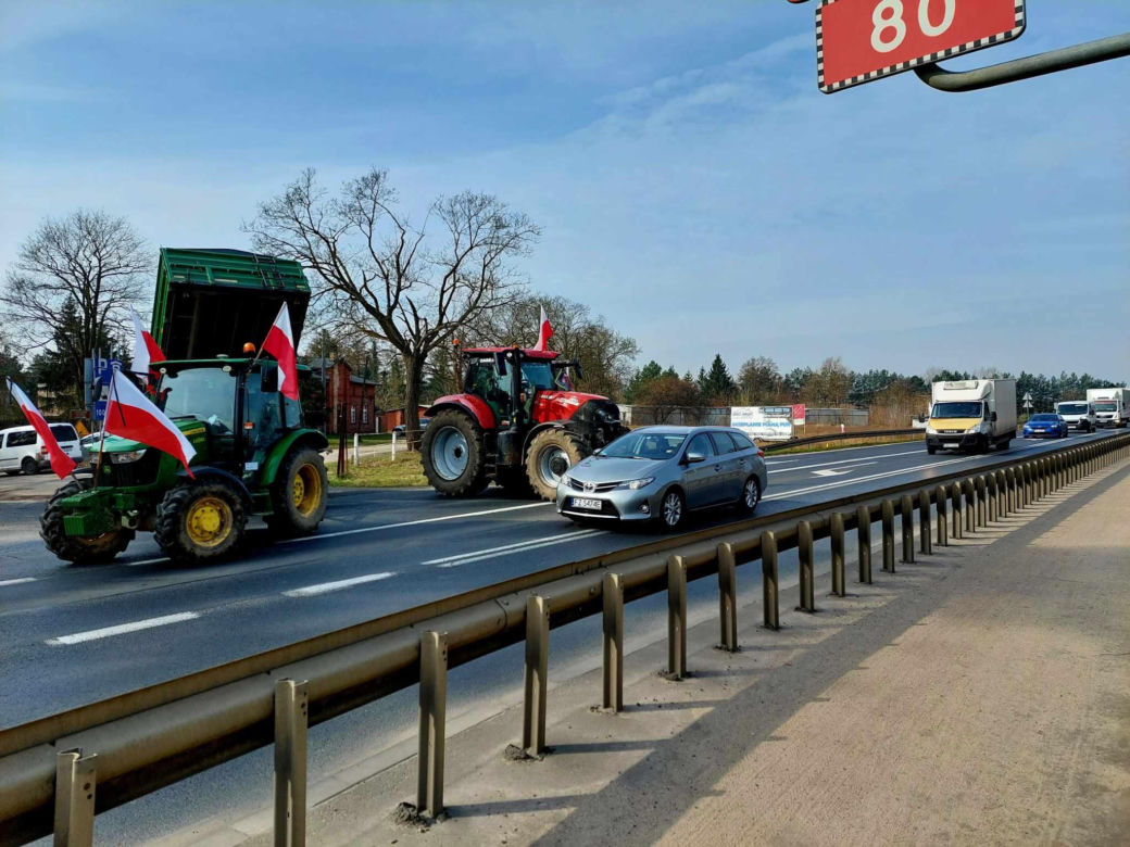 Totalna blokada DK 80 pod Bydgoszczą. Duże utrudnienia dla kierowców. Rolnicy ustawili barykadę, palą drewno, organizują pogrzeb [ZDJĘCIA]
