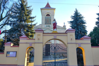 To jedno z najciekawszych miast w województwie łódzkim. W PRL-u stało się polską stolicą cebuli