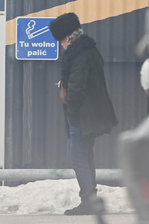 Daniel Olbrychski pali pod zakazem palenia