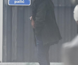 Daniel Olbrychski pali pod zakazem palenia