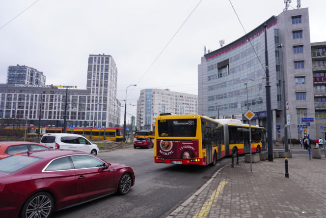 Autobus linii 521 na rondzie Wiatraczna