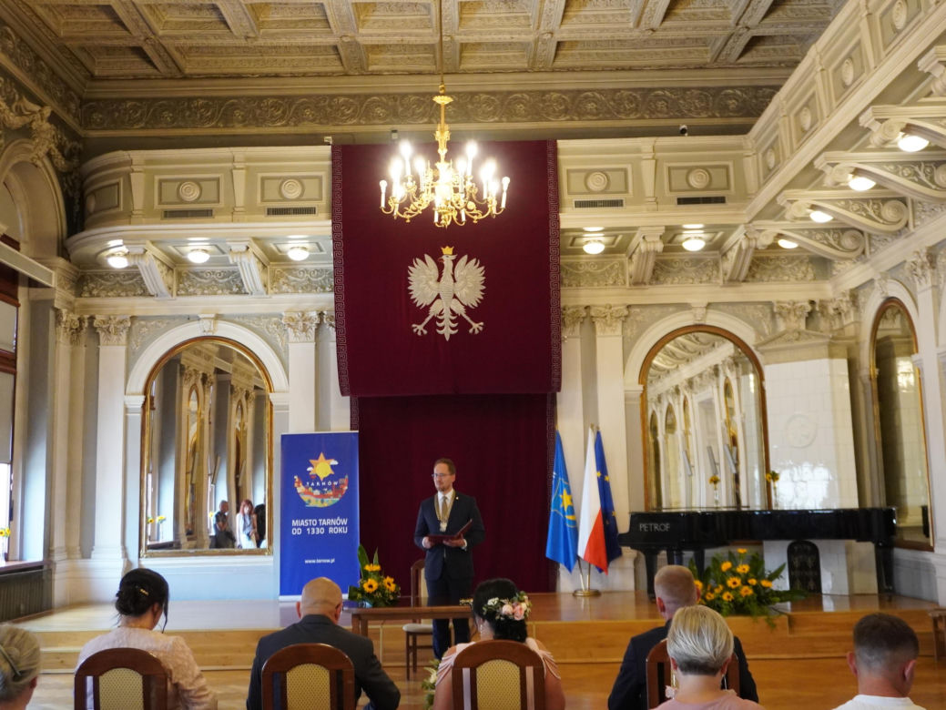 Prezydent Tarnowa udzielił ślubu. Anna i Mariusz powiedzieli sobie „tak” w Sali Lustrzanej