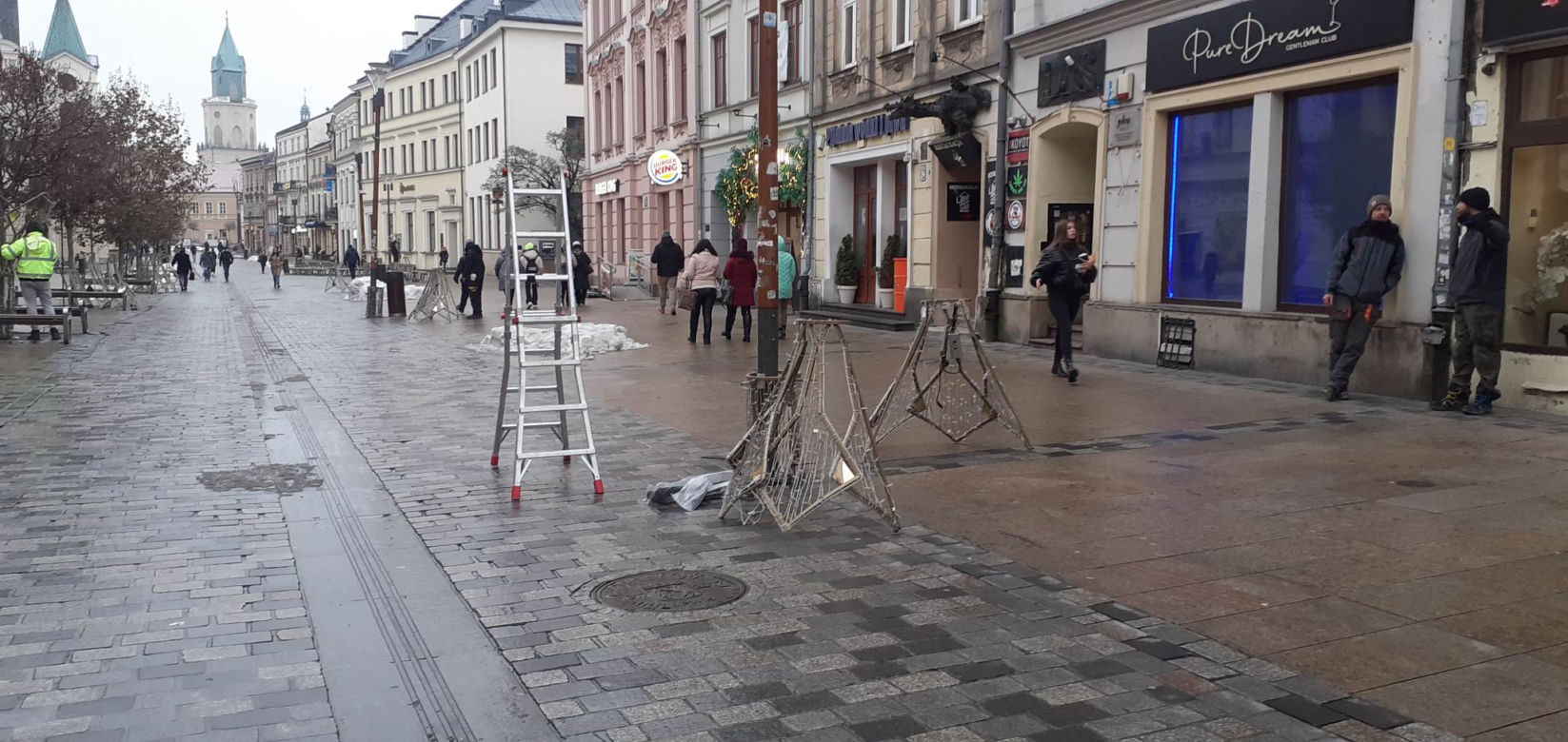 Na lubelskim deptaku już montują świetlne instalacje. Już za parę dni będzie pięknie! [GALERIA]