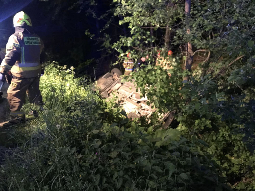 Młody kierowca stracił panowanie nad volkswagenem i dachował. Trzech nastolatków trafiło do szpitala