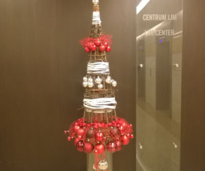 Choinka w budynku Hotelu Marriott