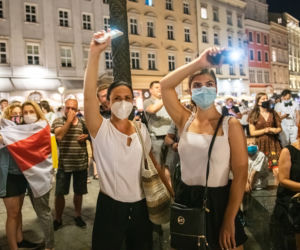 Manifestacja Białorusinów na rynku w Krakowie. Precz z Łukaszenką!