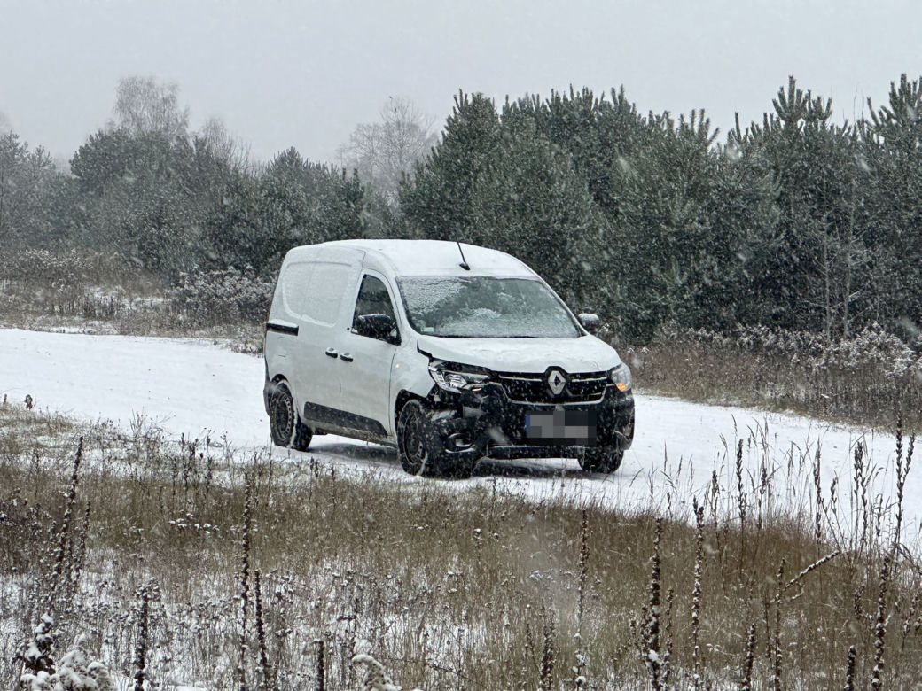Kierowcy zapomnieli jak się jeździ?! Wysyp kolizji i wypadków w Warszawie bo... spadł śnieg 