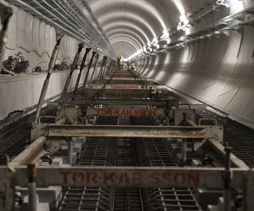 Metro na Bródnie weszło w kolejny etap. Wykonawca kładzie tory w tunelu