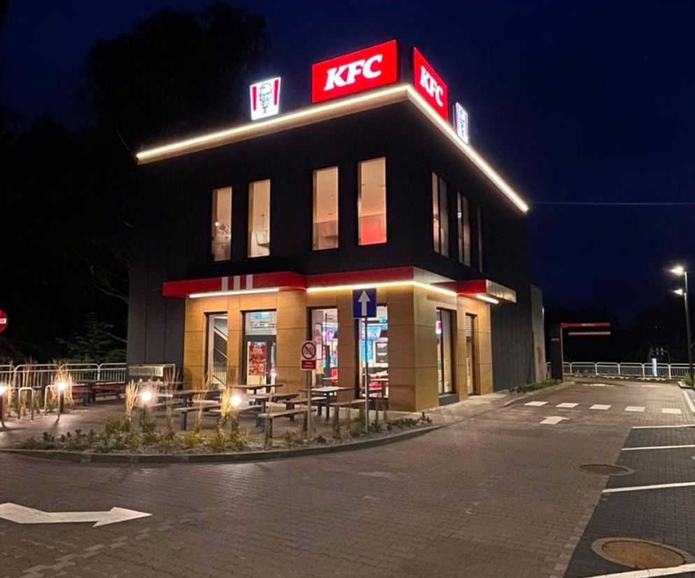 Oświetlona restauracja KFC w nocy. O nowej promocji na zestaw Zinger za 20 złotych przeczytasz w serwisie Eska.