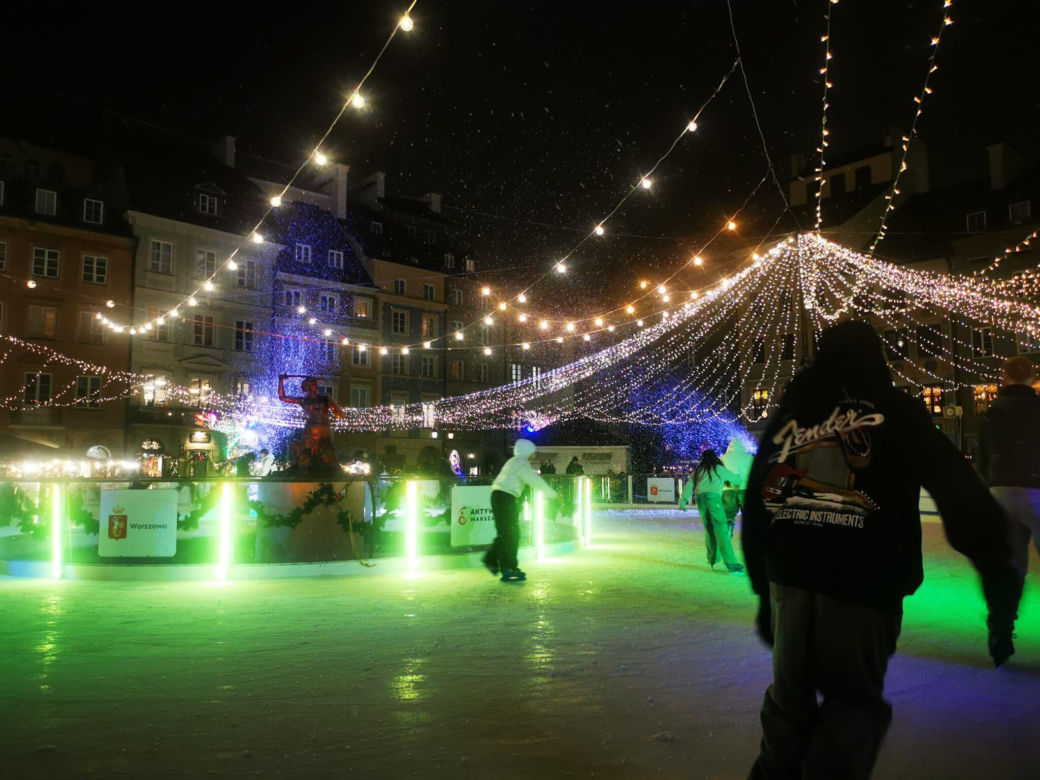 Syrenka w punkcie centralnym lodowiska na Rynku Starego Miasta w 2025 r.