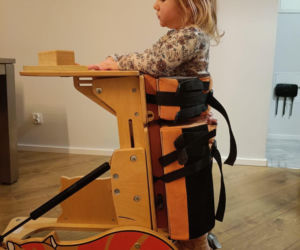 Waldemar Nawrocki i Adrian Domalewski pomagają Anielce