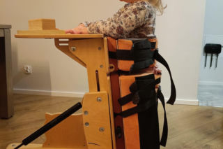 Waldemar Nawrocki i Adrian Domalewski pomagają Anielce