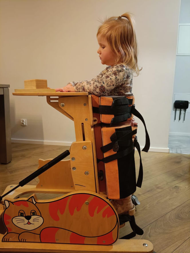 Waldemar Nawrocki i Adrian Domalewski pomagają Anielce