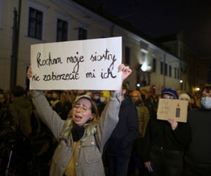 Ani jednej więcej. Kolejny dzień protestów. Ulicami Krakowa przeszedł tłum ludzi [ZDJĘCIA]