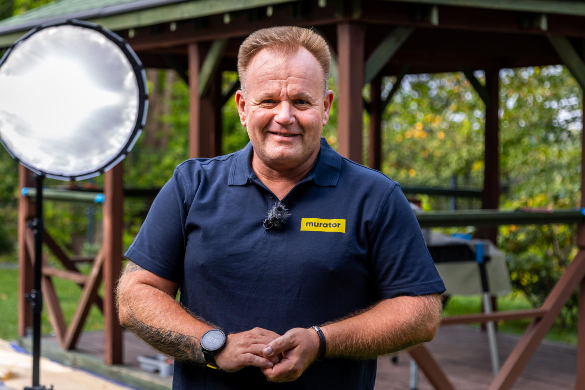 Wiesiek Skiba na planie programu "Murator Remontuje"