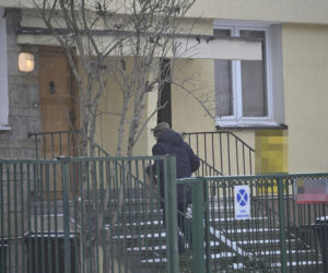 Kuzyn Kaczyńskiego dba o krewnego i odśnieża schody