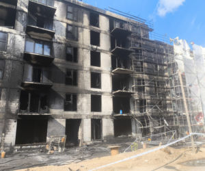 Tak wygląda plac budowy po gigantycznym pożarze w Warszawie. Mieszkańcy w szoku: „szkoda tych ludzi”