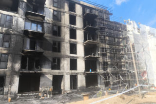 Tak wygląda plac budowy po gigantycznym pożarze w Warszawie. Mieszkańcy w szoku: „szkoda tych ludzi”