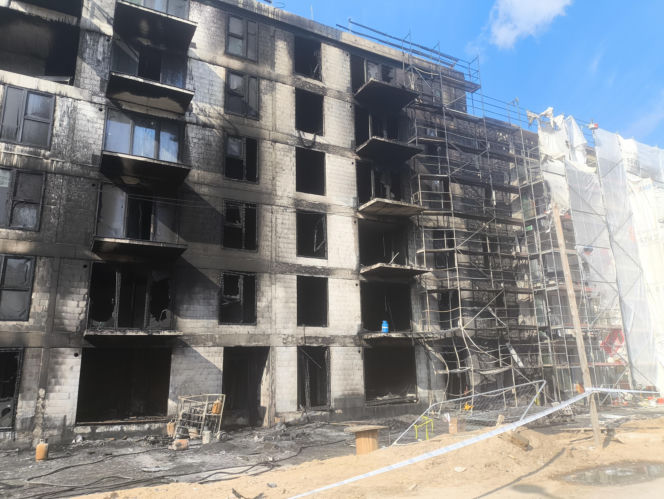 Tak wygląda plac budowy po gigantycznym pożarze w Warszawie. Mieszkańcy w szoku: „szkoda tych ludzi”