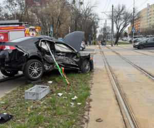 Zderzenie tramwaju z samochodem na Puławskiej, jedna osoba w szpitalu