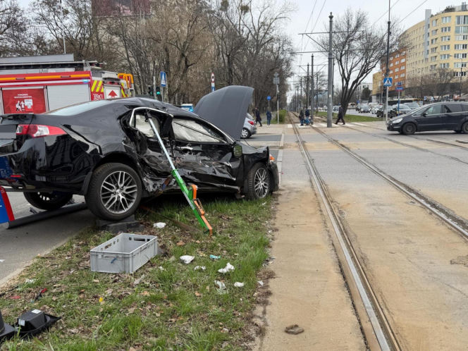 Zderzenie tramwaju z samochodem na Puławskiej, jedna osoba w szpitalu
