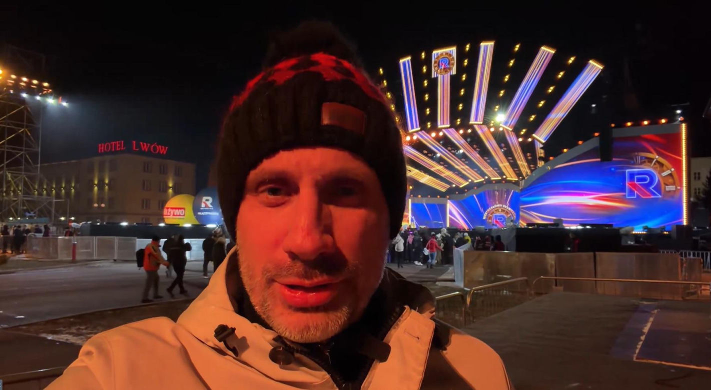 Poseł PiS na sylwestrze TV Republika. Janusz Kowalski balował w czaderskich okularach!