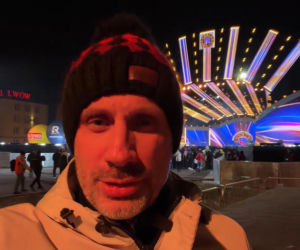 Poseł PiS na sylwestrze TV Republika. Janusz Kowalski balował w czaderskich okularach!