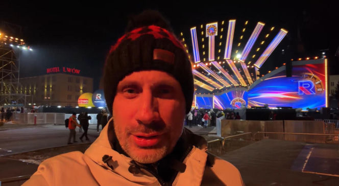 Poseł PiS na sylwestrze TV Republika. Janusz Kowalski balował w czaderskich okularach!