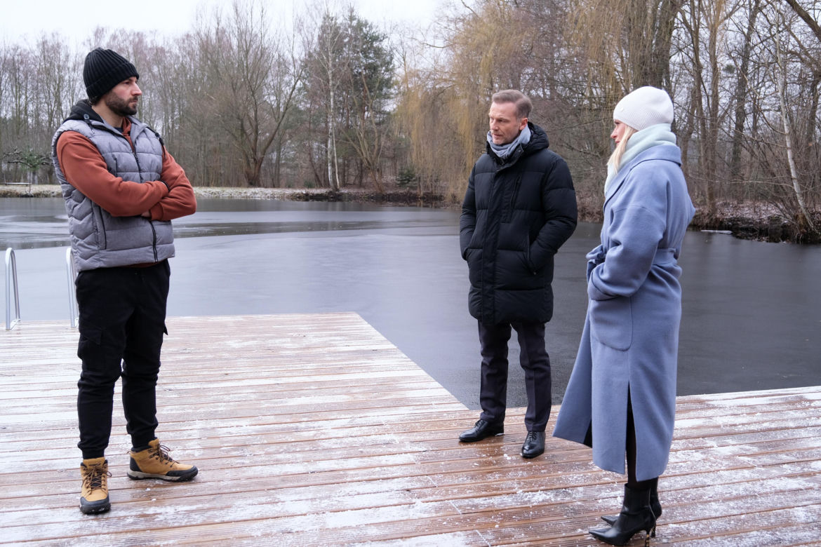 M jak miłość odc. 1800. Julia Malicka (Marta Chodorowska), Andrzej Budzyński (Krystian Wieczorek), barman (Mikołaj Mongialo)