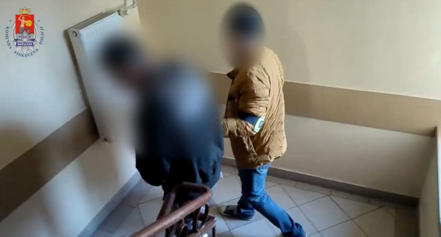  Pościg w centrum Warszawy. 26-latek wjechał w policjanta i wiózł go na masce. Funkcjonariusz ranny, zatrzymany miał narkotyki