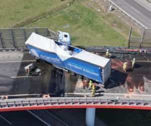 Wypadek na węźle Konotopa. Kierowca uwięziony w cieżąrówce