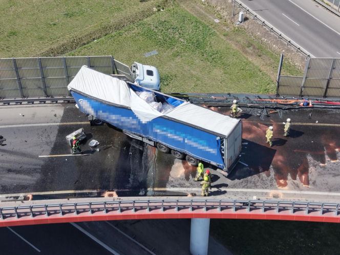 Wypadek na węźle Konotopa. Kierowca uwięziony w cieżąrówce