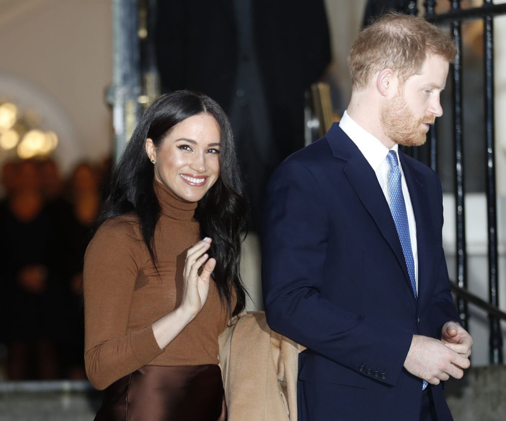 Harry i Meghan ODCHODZĄ z rodziny królewskiej! Zarobią na tym miliony