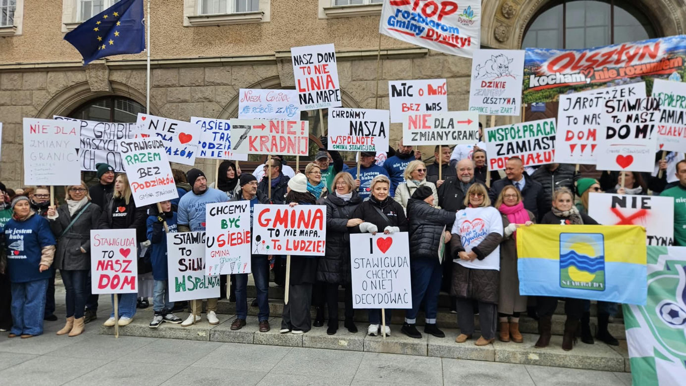 Poszerzenie granic administracyjnych Olsztyna kosztem Stawigudy i Dywit: mieszkańcy gmin protestowali przed ratuszem, byli prezydenci miasta popierają