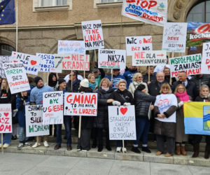 Poszerzenie granic administracyjnych Olsztyna kosztem Stawigudy i Dywit: mieszkańcy gmin protestowali przed ratuszem, byli prezydenci miasta popierają