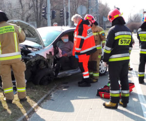 Wypadek na Gocławiu. Mężczyzna uwięziony w aucie! 