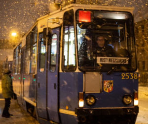 Wrocław. StreetTram ogrzewa i karmi! Tramwaj zwany ogrzewaniem stanął obok Mostów Mieszczańskich [ZDJĘCIA]