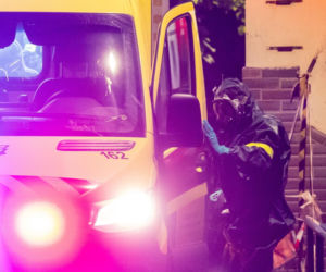 Izolacja, kombinezony i strach przed wirusem. Lekarz z Afryki pod obserwacją w Pradze