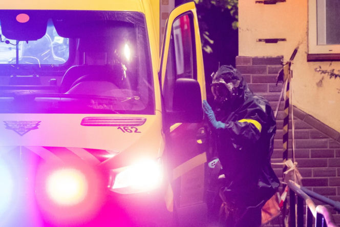 Izolacja, kombinezony i strach przed wirusem. Lekarz z Afryki pod obserwacją w Pradze
