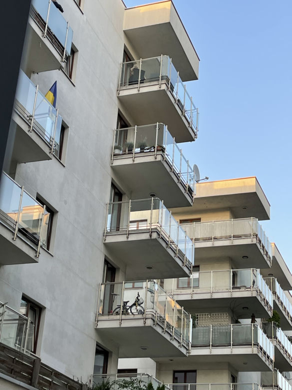 Warszawa. Koszmar na Bemowie. Roczna dziewczynka runęła z 4 piętra. Dramatyczna akcja ratunkowa