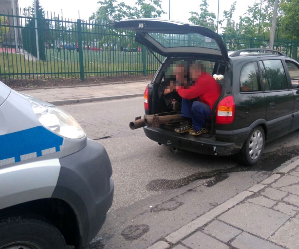 Policja zatrzymała kierowcę, który w bagażniku przewoził swoich kolegów