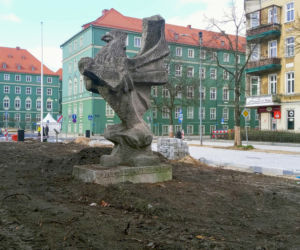 Rzeźba gryfa na alei Jana Pawła II