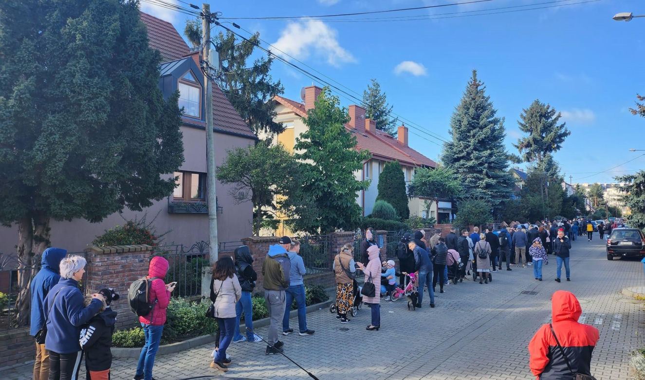 Ogromne kolejki do lokali wyborczych we Wrocławiu. Jaka frekwencja na godz. 12:00 na Dolnym Śląsku? 