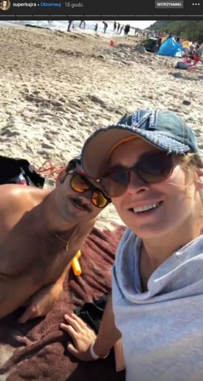 Sławomir Zapała i Kajra na plaży nad Bałtykiem