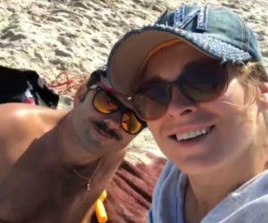 Sławomir Zapała i Kajra na plaży nad Bałtykiem