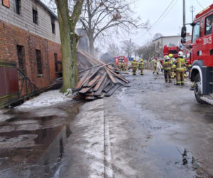 Pożar warsztatu w Kąkolewie koło Leszna. Na miejscu kilkanaście zastępów straży