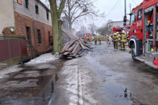 Pożar warsztatu w Kąkolewie koło Leszna. Na miejscu kilkanaście zastępów straży