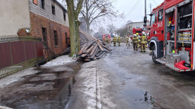 Pożar warsztatu w Kąkolewie koło Leszna. Na miejscu kilkanaście zastępów straży