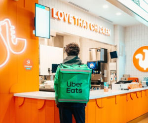 Popeyes wjeżdża w lipiec ze świeżą dostawą i przyspiesza w delivery.  Marka rozpoczyna współpracę z Uber Eats